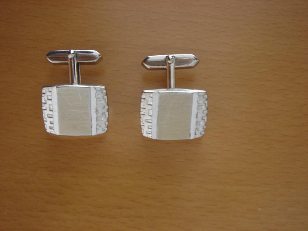 Zilver- goudkleurige manchetknopen 2 cm breed, Ophalen of Verzenden, Gebruikt, Overige materialen