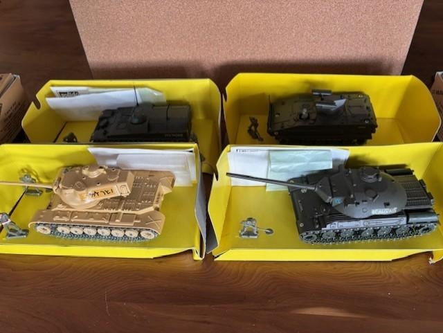 Solido militair 4 rupsvoertuigen, Ophalen of Verzenden, Nieuw, Auto, Solido