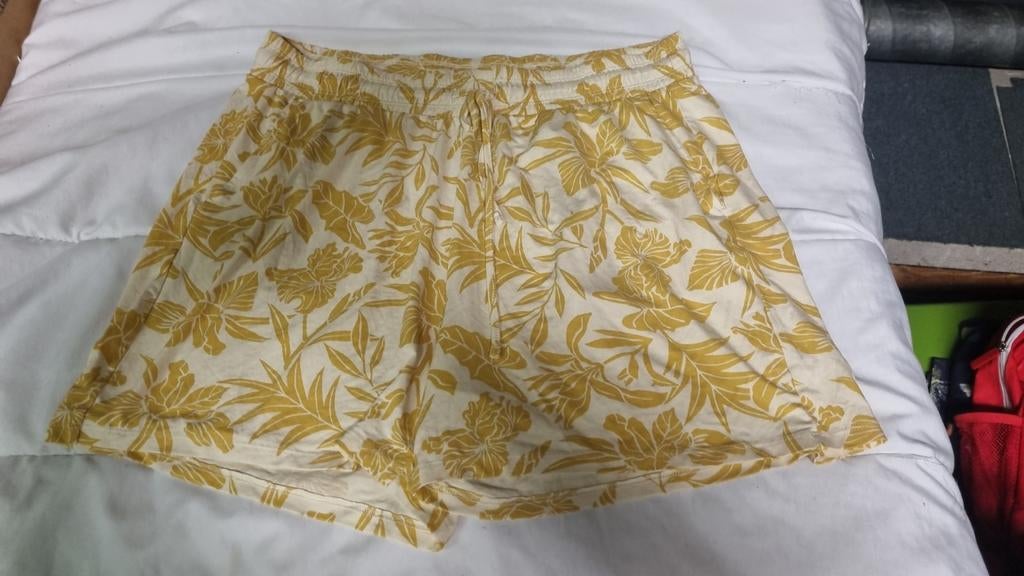 Hema zomerbroek kort, maat L geel, Kleding | Dames, Kort, Geel, Maat 42/44 (L), Nieuw