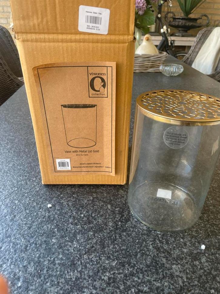 Vt Wonen Vaas met metalen deksel goud Ø12.5x19cm, Huis en Inrichting, Woonaccessoires | Vazen, Nieuw, Overige kleuren, Minder dan 50 cm