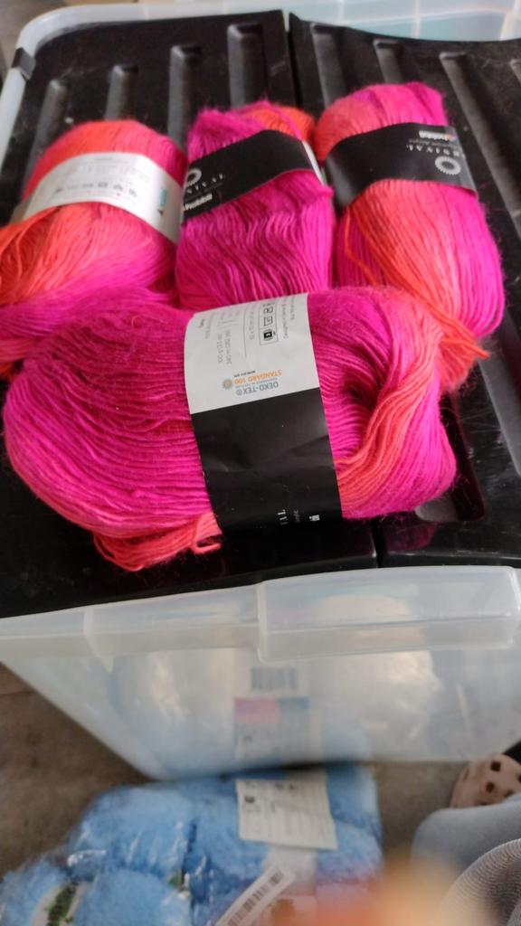 4 bollen pen 5, Hobby en Vrije tijd, Breien en Haken, Ophalen of Verzenden, Zo goed als nieuw, Breien of Haken, Wol of Garen