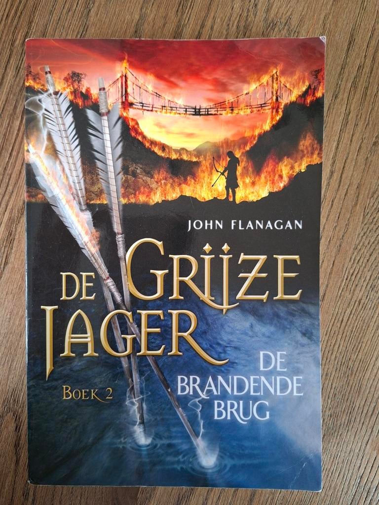 De Grijze Jager 2 - De brandende brug, Ophalen of Verzenden, Gelezen, John Flanagan