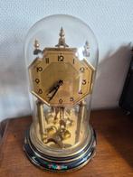 Antieke tafelklok onder stolp - messing en glas, Antiek en Kunst, Antiek | Klokken, Ophalen of Verzenden