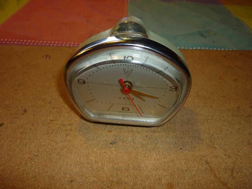 Bijzonder vormgegeven kleine tafelklokje uit de jaren '50, Ophalen of Verzenden, Zo goed als nieuw, Analoog, Wekker of Tafelklok