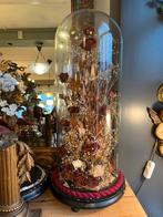 Oude hoge stolp met gedroogde rozen, Ophalen