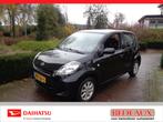 DAIHATSU Sirion 1.3 91pk Supreme bij Daihatsu dealer met 12, Auto's, Voorwielaandrijving, Stof, Gebruikt, Zwart
