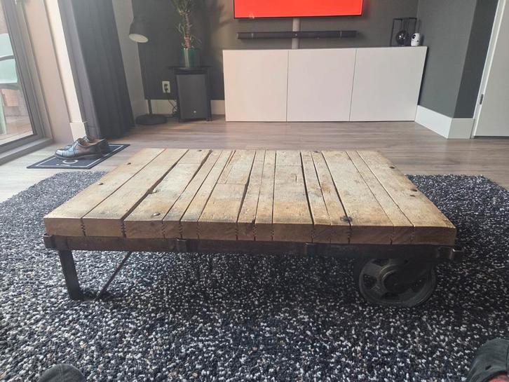 Industriële salontafel van hout en metaal met wielen, Huis en Inrichting, Tafels | Salontafels, Gebruikt, Minder dan 50 cm, 50 tot 100 cm