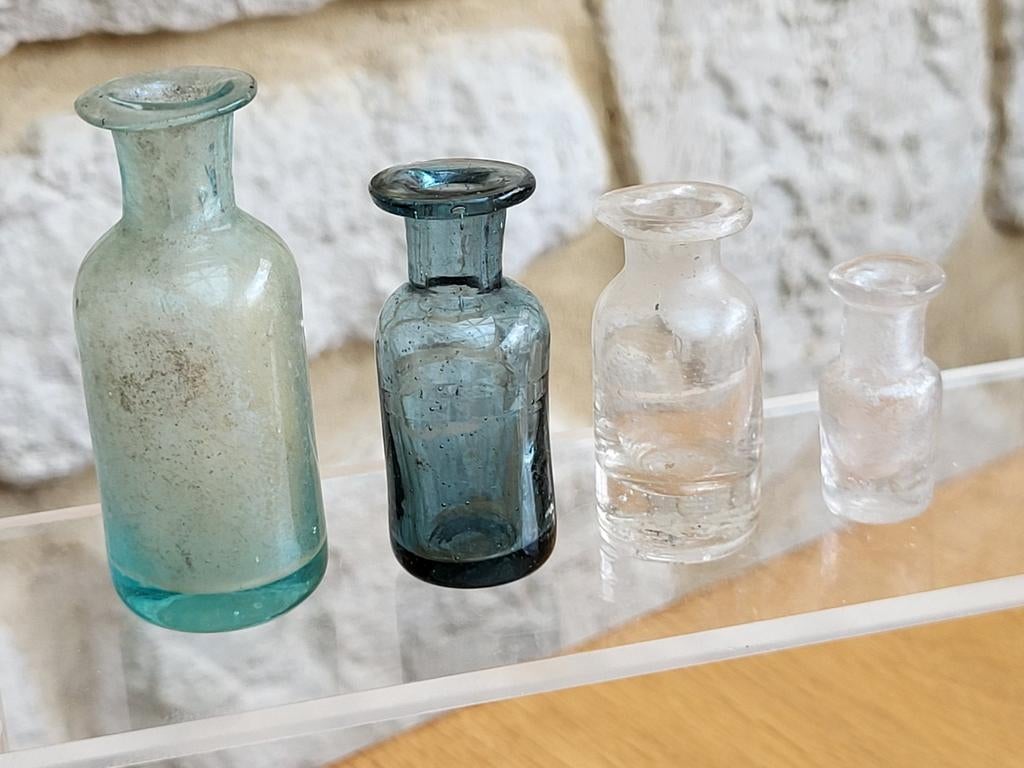 4 medicijnflesjes met pontiel bodemvondsten, Antiek en Kunst, Ophalen of Verzenden