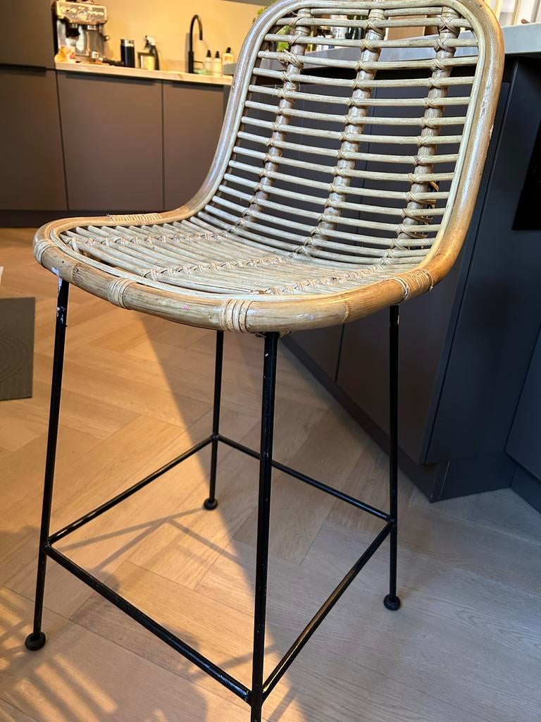 2 barkrukken (Rotan, met metalen onderstel (2 stuks), Huis en Inrichting, Barkrukken, Ophalen, Gebruikt, Met voetsteun, 60 tot 90 cm