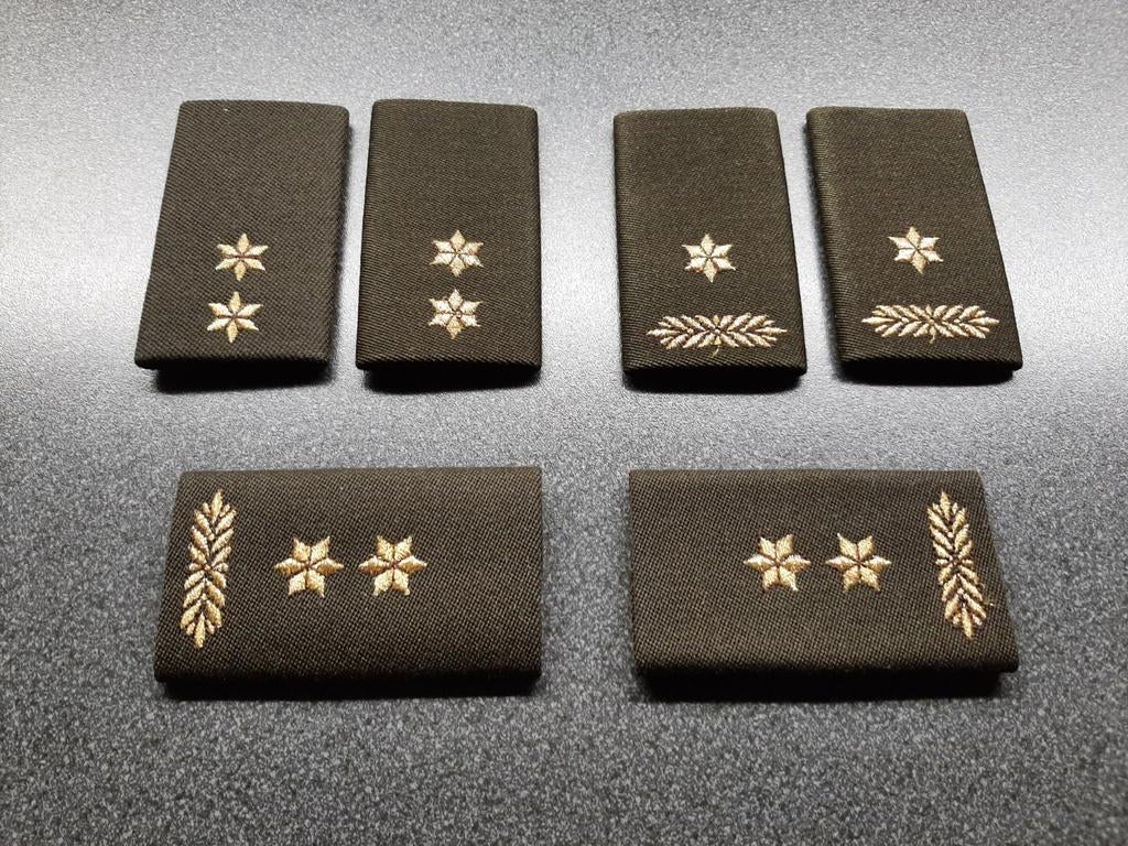 Schouder epauletten  -  oudere DT   uitvoering  KL. - 3 sets, Ophalen of Verzenden, Landmacht, Nederland, Embleem of Badge