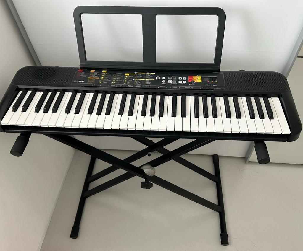 Yamaha Keyboard PSR - F52 (standaard + bladmuziekhouder), Muziek en Instrumenten, Keyboards, Ophalen, Zo goed als nieuw, 61 toetsen