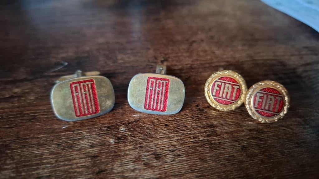Vintage FIAT manchetknopen – 2 paar – verzamelobject, Verzenden, Gebruikt, Auto's