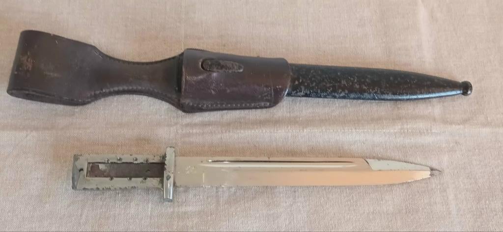 WW2 , WKC Mes/Bajonet met schede en lederen houder, Ophalen of Verzenden, Overige gebieden, Mes of Dolk