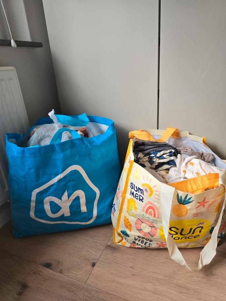 2 grote tassen vol babyspullen nette staat!!-Liefdadigheid, Kinderen en Baby's, Babykleding | Baby-kledingpakketten, Ophalen