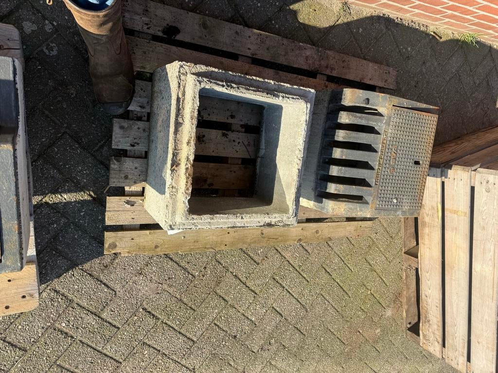 11st Betonnen kolken met gietijzeren roosters, Ophalen, Gebruikt, Minder dan 2 meter, 80 mm of meer