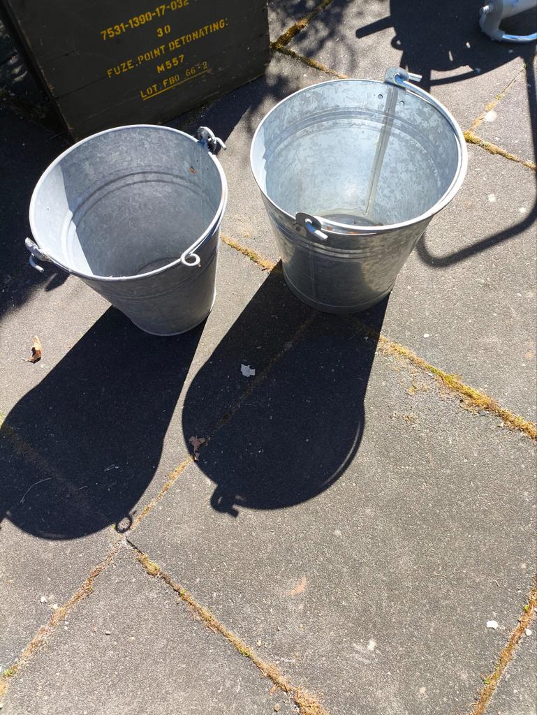 2 zinken emmers, Huis en Inrichting, Emmers, Ophalen, Gebruikt, Zink, Met handgreep