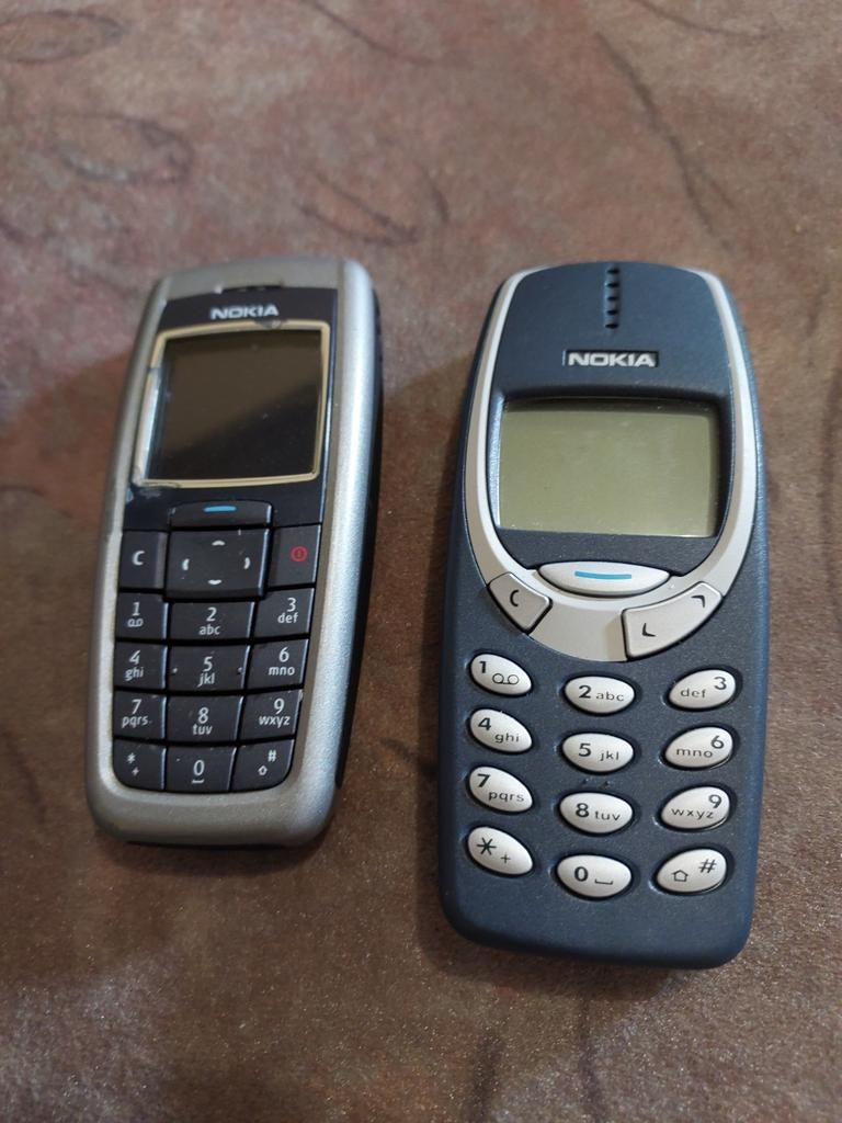 2 X nokia 2600 en 3310 series, Telecommunicatie, Ophalen of Verzenden, Geen camera