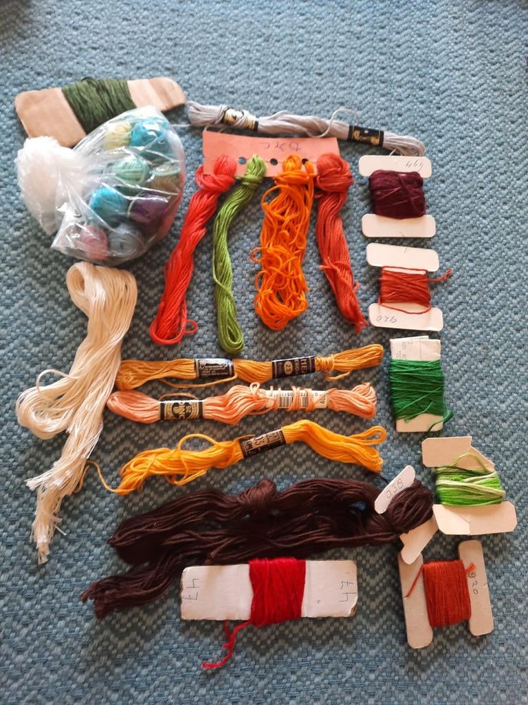 Restanten borduurgaren in diverse kleuren en materialen, Ophalen of Verzenden, Gebruikt, Handborduren, Borduurgaren of Zijde