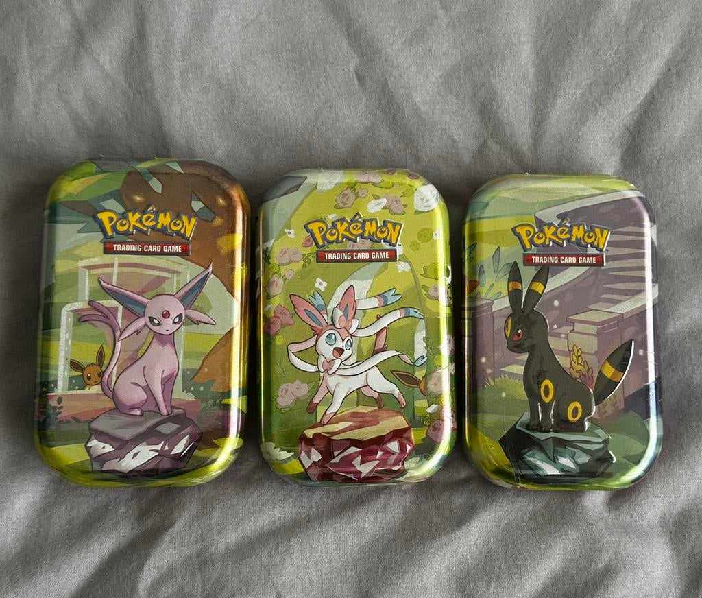 Pokemon Prismatic Evolutions tins 3X, Ophalen of Verzenden, Nieuw