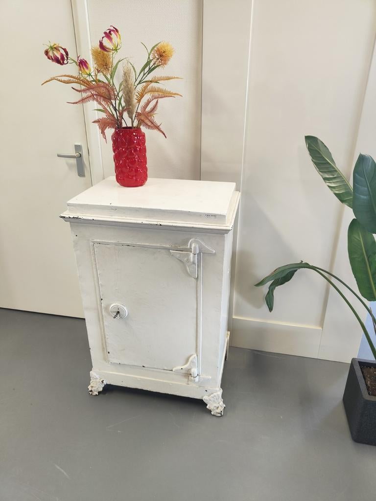 Vintage witte ijzeren kluis met sleutel en werkend slot, Antiek en Kunst, Ophalen