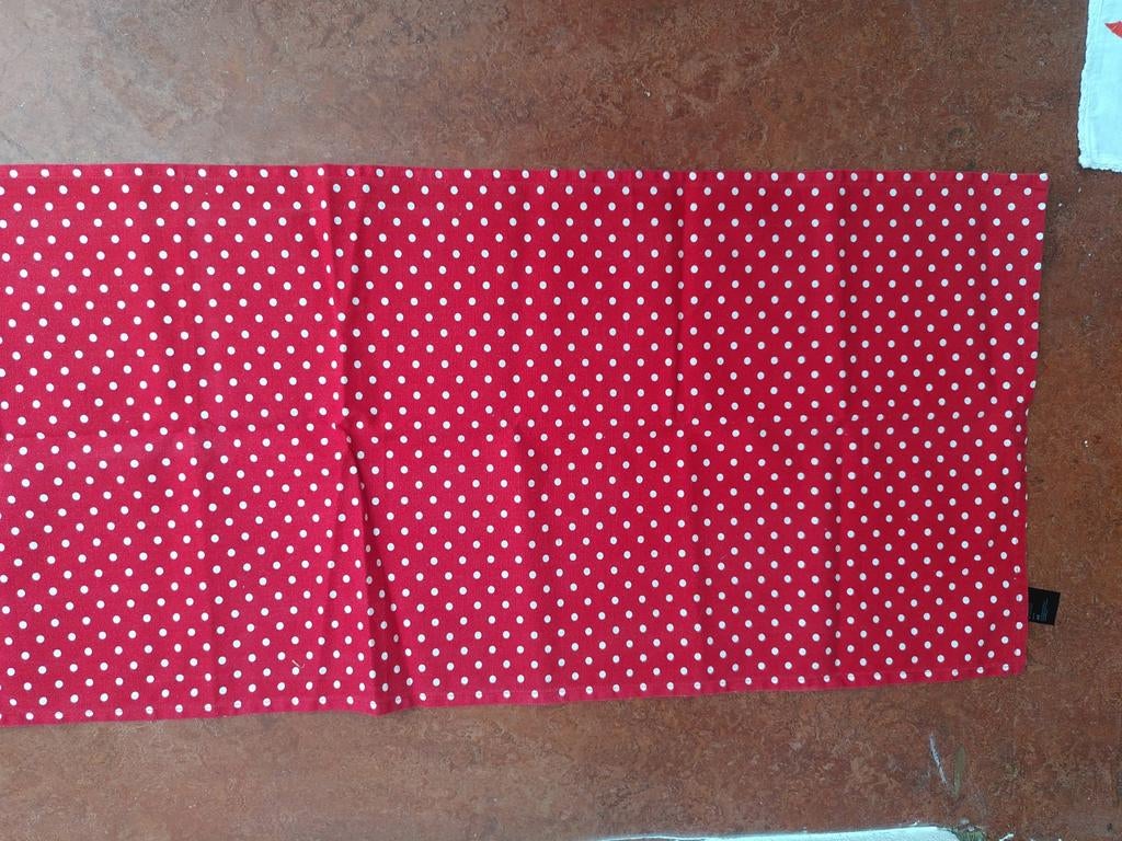 Vrolijke rode loper met witte noppen van katoen, Minder dan 50 cm, Gebruikt, 100 tot 150 cm, Ophalen of Verzenden