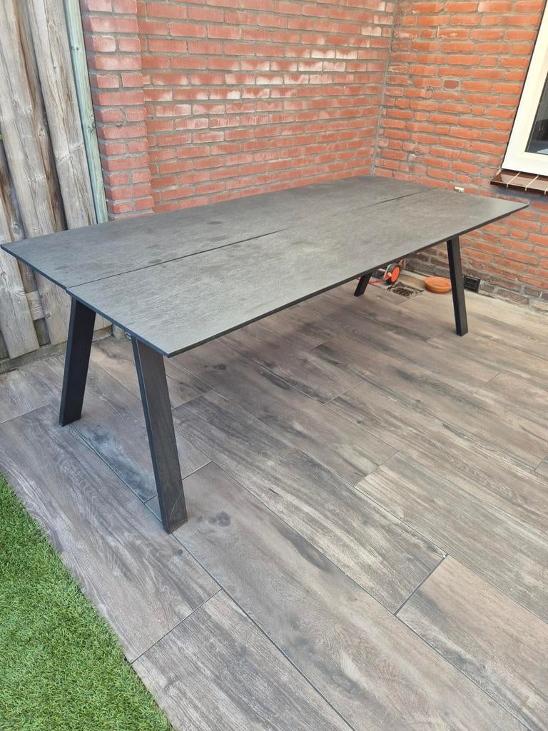 Zwarte tuintafel 220x100 - Tafelblad licht beschadigd, Tuin en Terras, Tuintafels, Gebruikt, Rechthoekig, Overige materialen, Ophalen