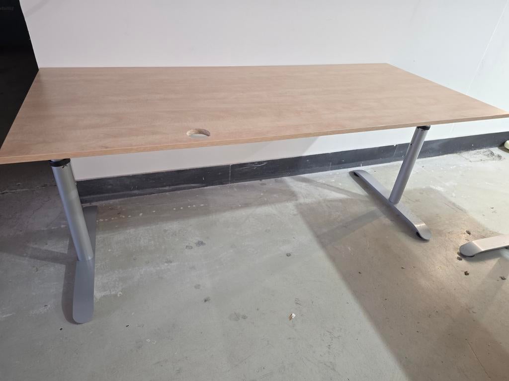2 stuks bureau 180x80, in hoogte verstelbaar, Ophalen of Verzenden