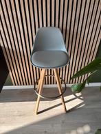 Grijze barkruk met houten poten, Huis en Inrichting, Gebruikt, Met voetsteun, 60 tot 90 cm, Ophalen of Verzenden