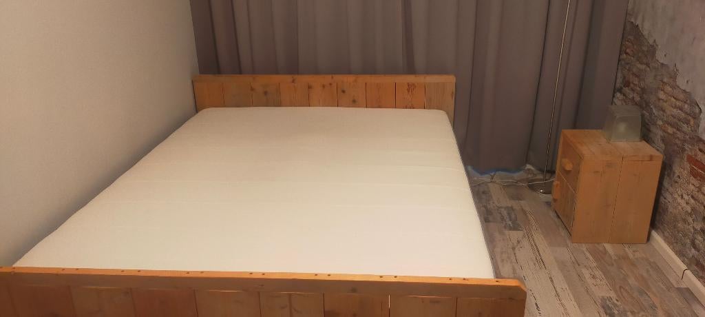 houten bed met lattenbodem + matras en 2x nachtkastjes, Ophalen, Bruin, Tweepersoons, Zo goed als nieuw