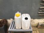 Te koop 2 kunstsof jerrycans, Ophalen, Gebruikt, Drinken en Voederen