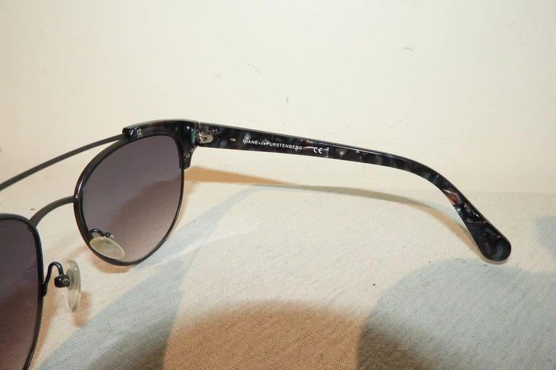 Diane von Furstenberg zonnebril parlemoer look pootjes, Overige merken, Zonnebril, Overige kleuren, Verzenden