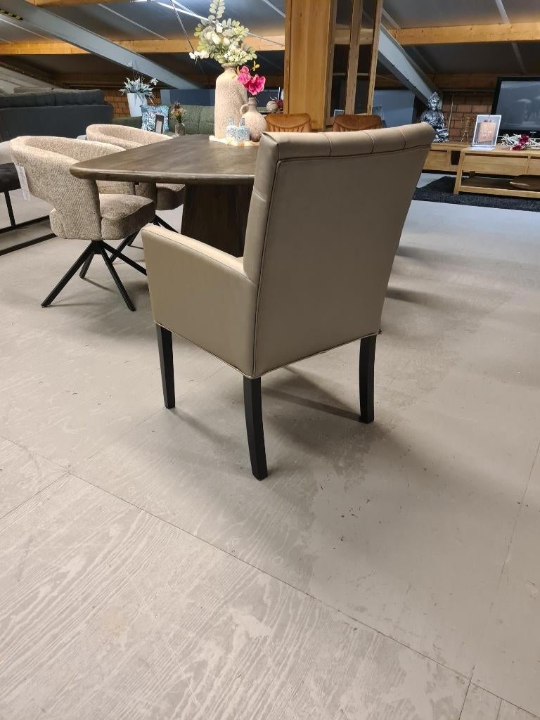 *OPRUIMING* 1 Landelijke Eetkamerstoel Chester €214 NU €99 2, Overige kleuren, Nieuw, Ophalen of Verzenden, Landelijke eetkamerstoel Chester Arm Capiton Verona Zilver