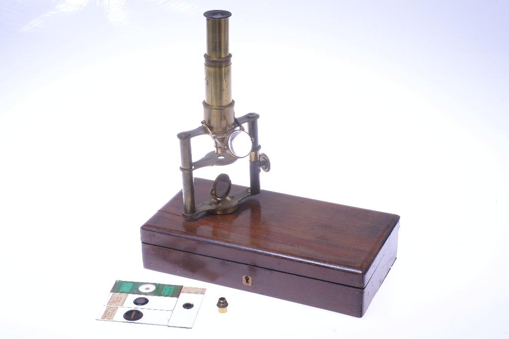 FRANSE ANTIEKE DUBBELE STAANDER OP KIST MICROSCOOP ZELDZAAM, Audio, Tv en Foto, Optische apparatuur | Microscopen, Verzenden, Gebruikt