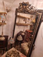 Grote antieke spiegel met engelen in de kuif