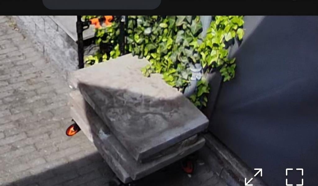 Buiten tegels, Ophalen