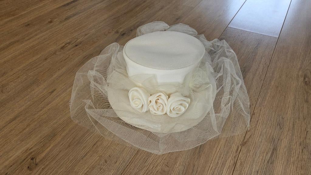 Bruidshoed creme met rozen en thule, Wit, Ophalen of Verzenden, Onbekend, Accessoires