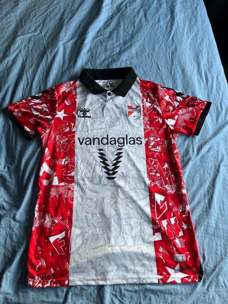 FC emmen speciaal shirt 24/25 maat L, Verzamelen, Sportartikelen en Voetbal, Ophalen of Verzenden, Zo goed als nieuw, Overige binnenlandse clubs