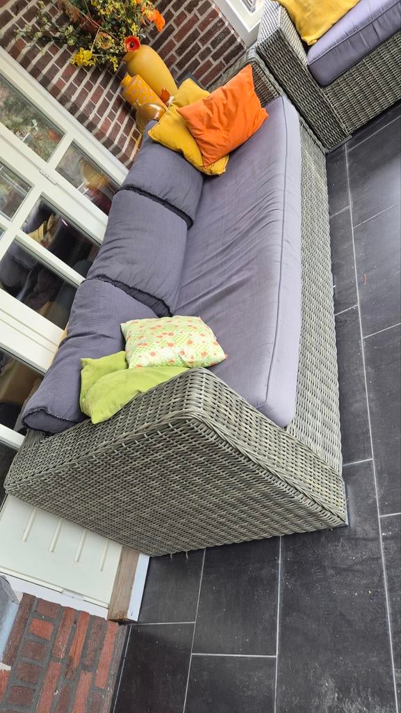 Twee kunstrieten tuin lounge banken met grijze kussens, Tuin en Terras, Tuinbanken, Ophalen, Gebruikt
