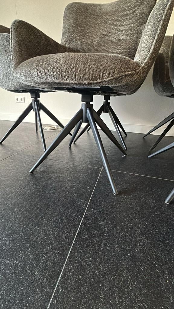 Gezocht onder draaistel Lucas stoel., Ophalen, Minder dan 10 m², Laminaat