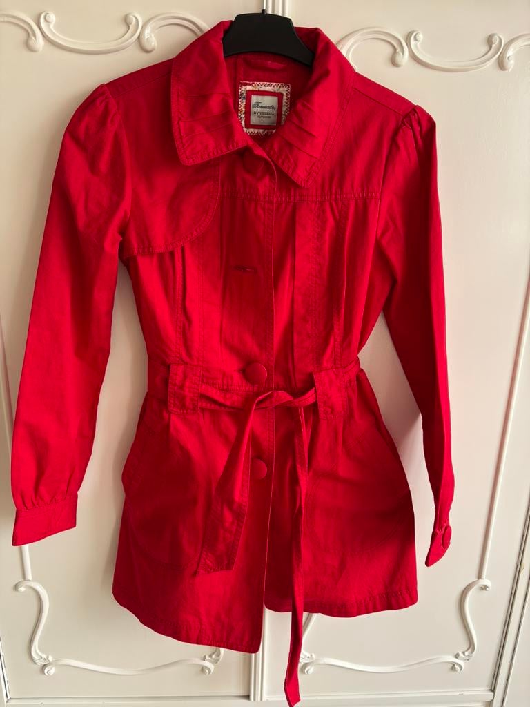 Nieuw rood trenchcoat jas merk Jessica maat 36, Kleding | Dames, Jassen | Zomer, Ophalen of Verzenden, Nieuw, Maat 36 (S), Rood