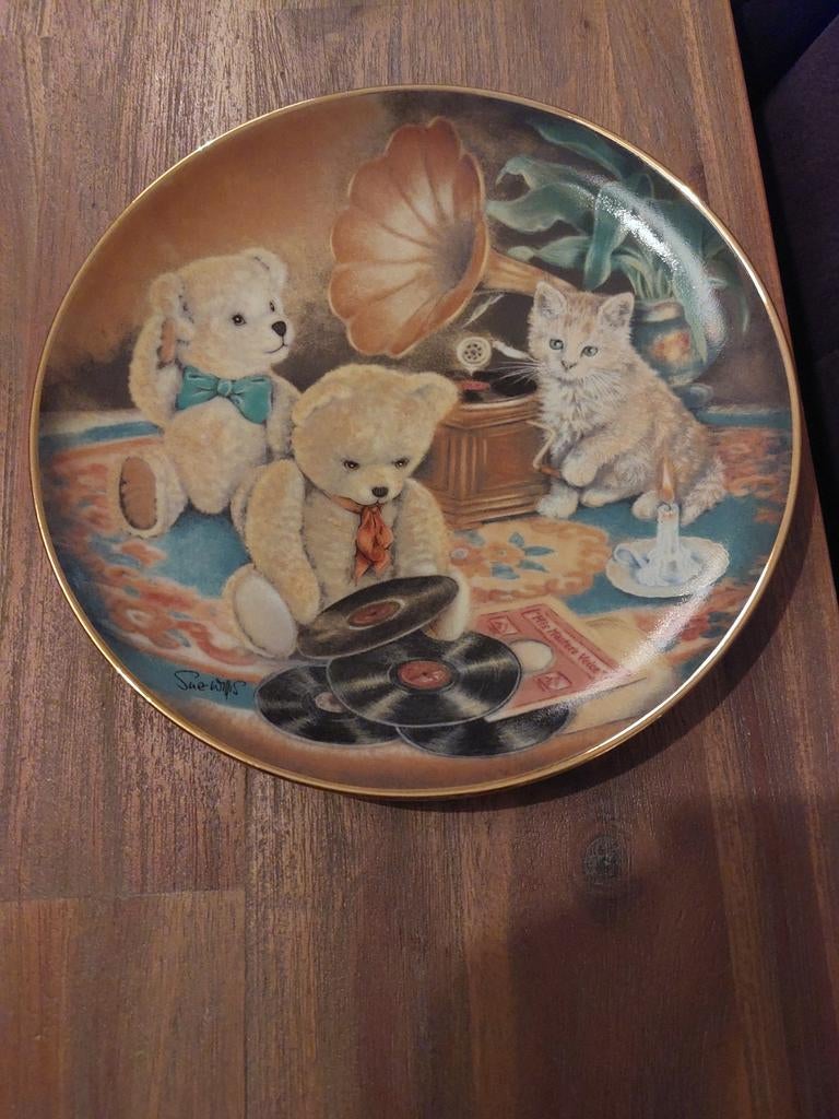 Sue Willis Limited edition fine porcelain, Ophalen