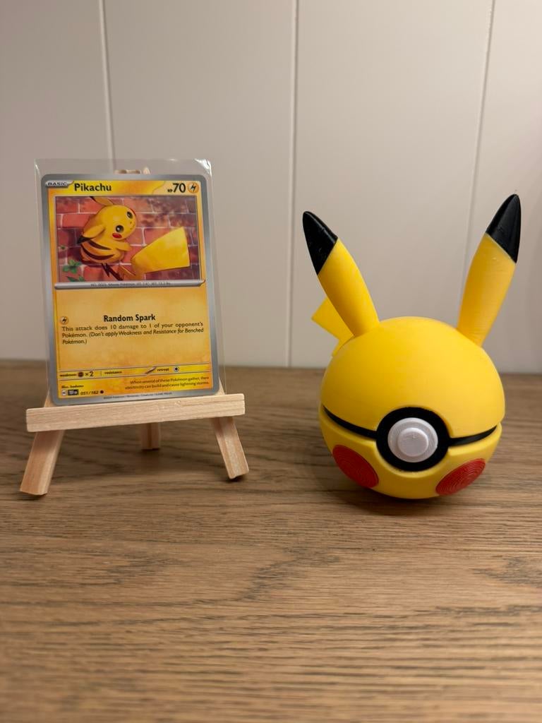 Pikachu pokemon kaart + standaard + pokeball, Ophalen of Verzenden, Nieuw, Losse kaart