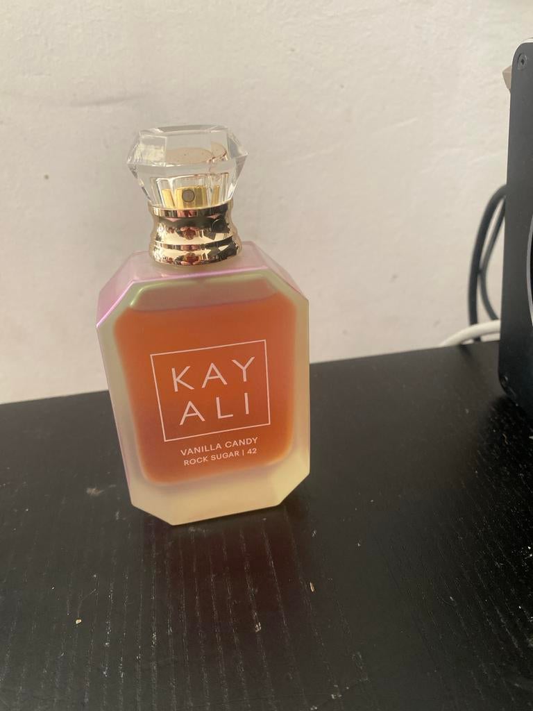 Kayali Vanilla Candy Rock Sugar 50ml - Zo goed als nieuw, Sieraden, Tassen en Uiterlijk, Uiterlijk | Parfum, Ophalen of Verzenden