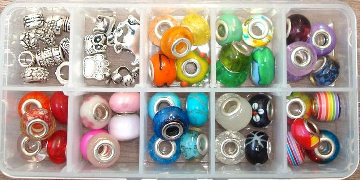 Bedeldoosje met 55 groot-gat bedels, Sieraden, Tassen en Uiterlijk, Bedels, Nieuw, Overige merken, Overige materialen, 4 bedels of meer