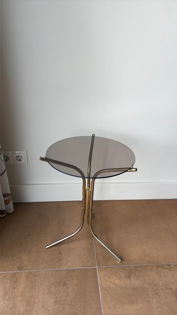 Vintage messingkleurig bijzettafeltje met rookglas, Ophalen of Verzenden, Zo goed als nieuw, Rond, Minder dan 50 cm