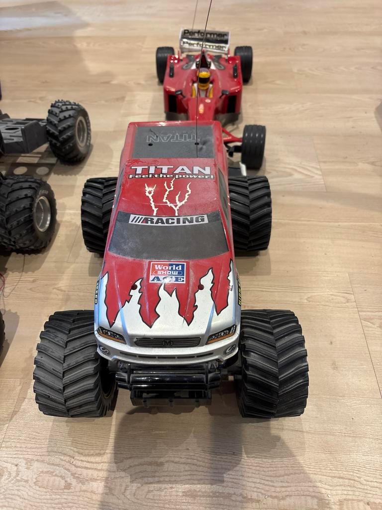 Diverse RC auto's, afstandsbedieningen, accu's en laders, Gebruikt, Auto offroad, Overige schalen, Ophalen