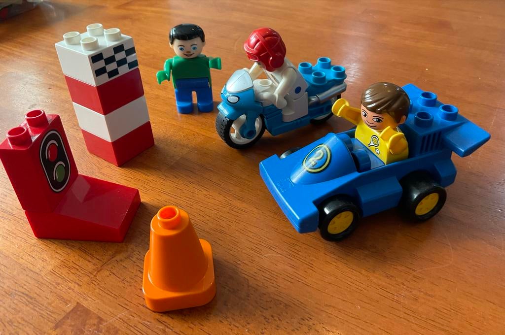 Duplo race set met auto, motor en figuren, Kinderen en Baby's, Speelgoed | Duplo en Lego, Inclusief minifiguren, Gebruikt, Ophalen of Verzenden