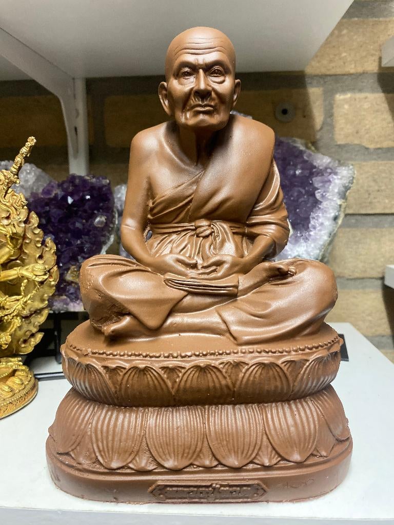 Polystone Luang Phor Tuad monnik beeld Tempel zegel onderop, Verzamelen, Religie, Ophalen of Verzenden, Gebruikt, Beeld(je), Boeddhisme