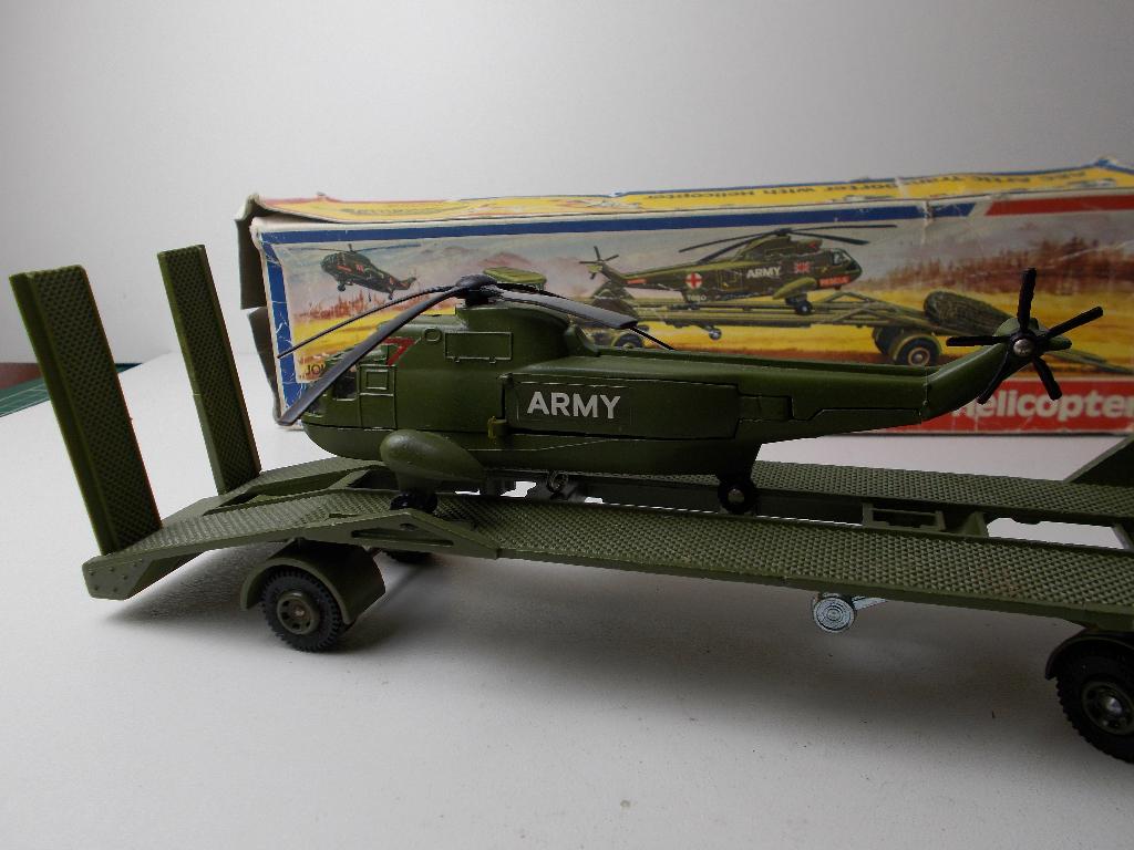 1976 Dinky Toys 618 A.E.C. ARTIC TRANSPORTER + HELICOPTER!, Ophalen of Verzenden, Zo goed als nieuw, Bus of Vrachtwagen, Dinky Toys