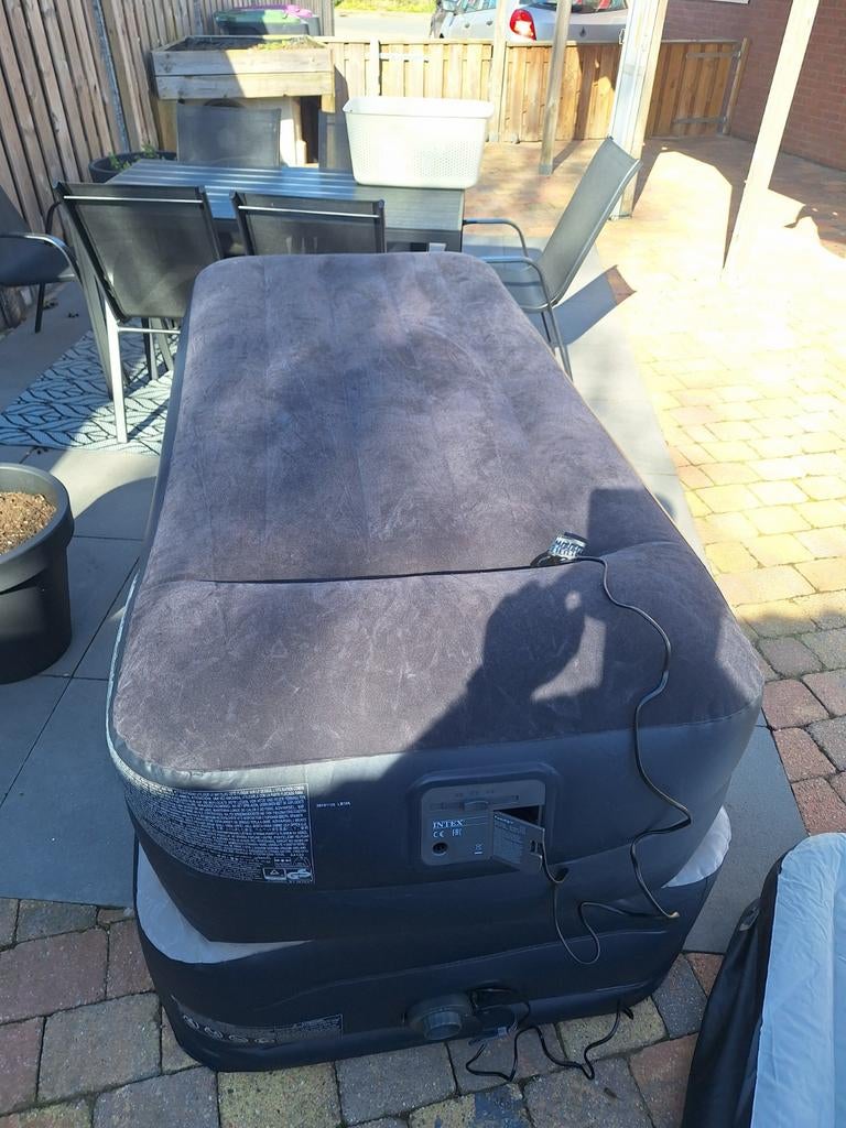 2x intex luchtbed 1 persoons., Ophalen, Zo goed als nieuw